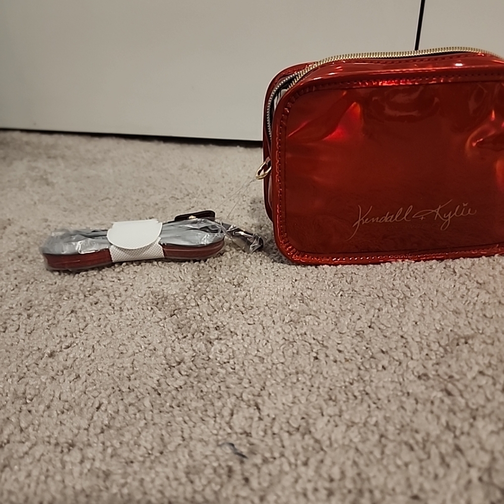Kendall & Kylie Los Angeles Red Crossbody Bag Purse With Removable Strap - Picture 7 of 7